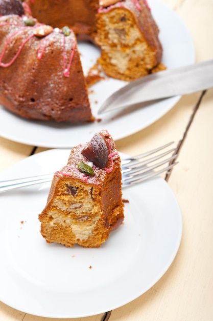 Nahaufnahme von frischem Kuchen, der auf dem Tisch serviert wird