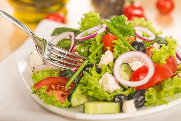 Nahaufnahme von frischem Salat mit Gemüse in weißer Platte