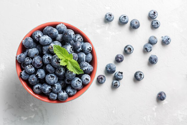 Nahaufnahme von frischen Blaubeeren auf einer Betonoberfläche