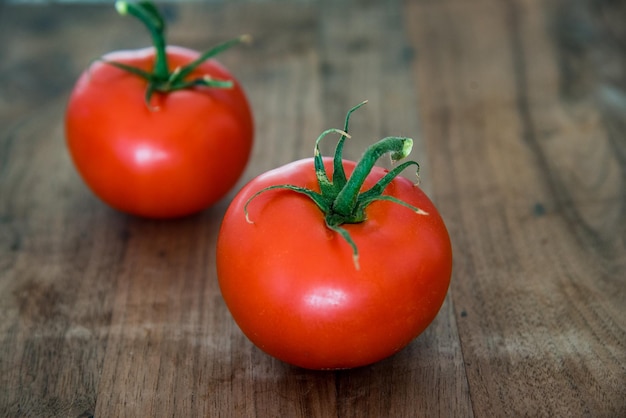 Nahaufnahme von frischen Cherry-Tomaten auf dem Tisch