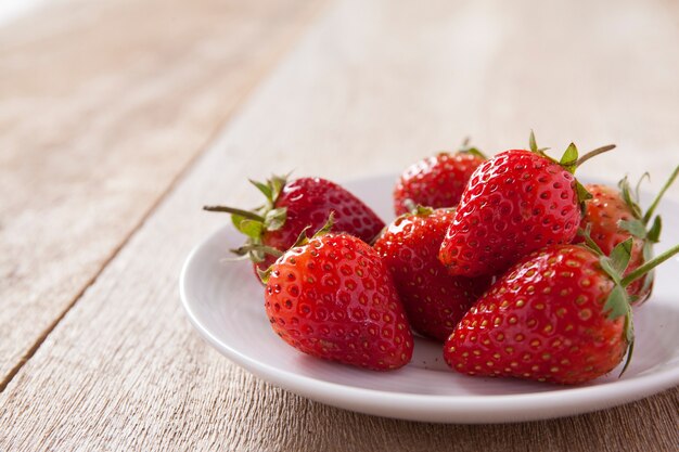 Nahaufnahme von frischen Erdbeeren auf einem weißen Teller