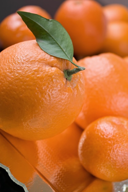 Nahaufnahme von frischen Orangen auf einem Teller