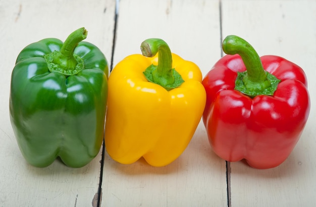 Foto nahaufnahme von frischen paprika auf einem holztisch