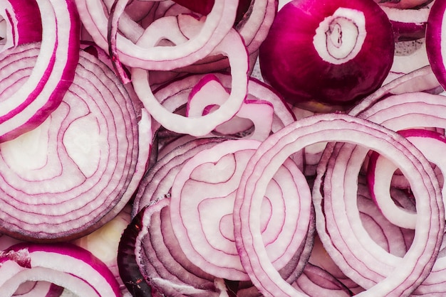 Nahaufnahme von frischen rohen roten zwiebelringen