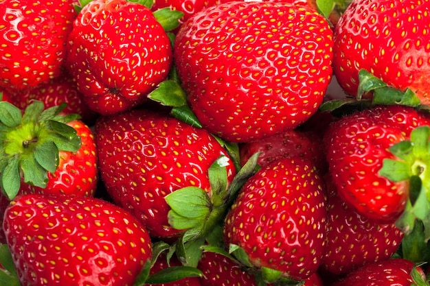 Nahaufnahme von frischen roten Erdbeeren im Hintergrund