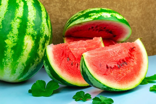 Nahaufnahme von frischen Scheiben der roten Wassermelone