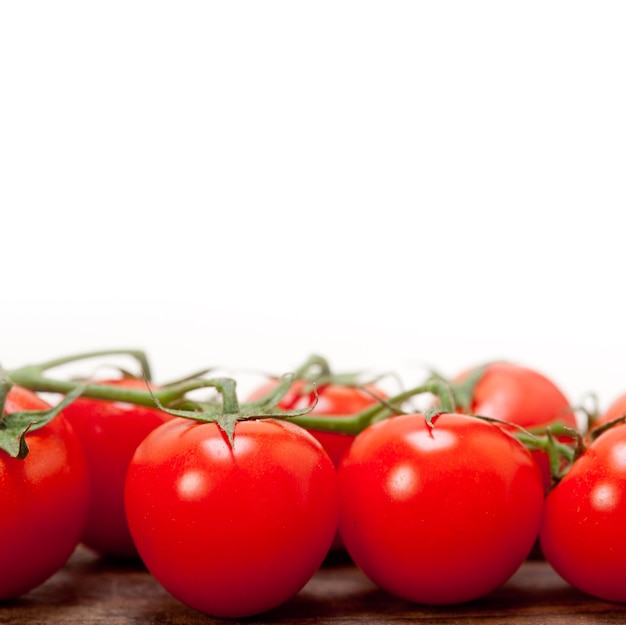 Nahaufnahme von frischen Tomaten vor weißem Hintergrund