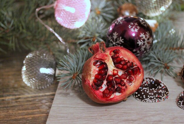 Foto nahaufnahme von früchten auf dem tisch - weihnachtsdekoration