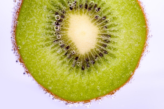 Nahaufnahme von Früchten auf weißem Hintergrund