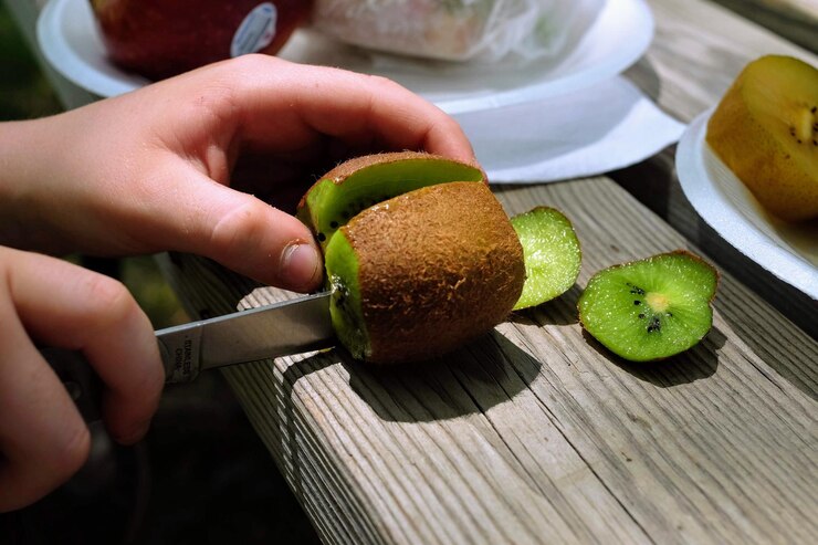 Foto nahaufnahme von früchten in der hand