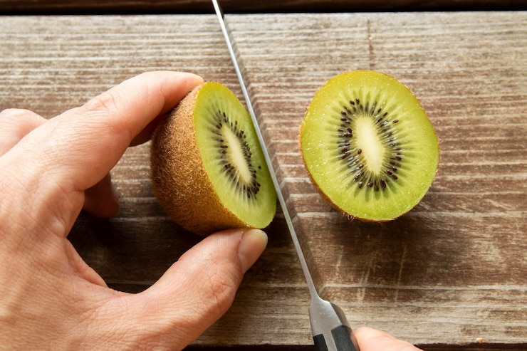 Foto nahaufnahme von früchten in der hand