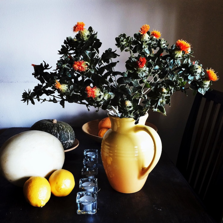 Foto nahaufnahme von früchten in einer vase auf dem tisch