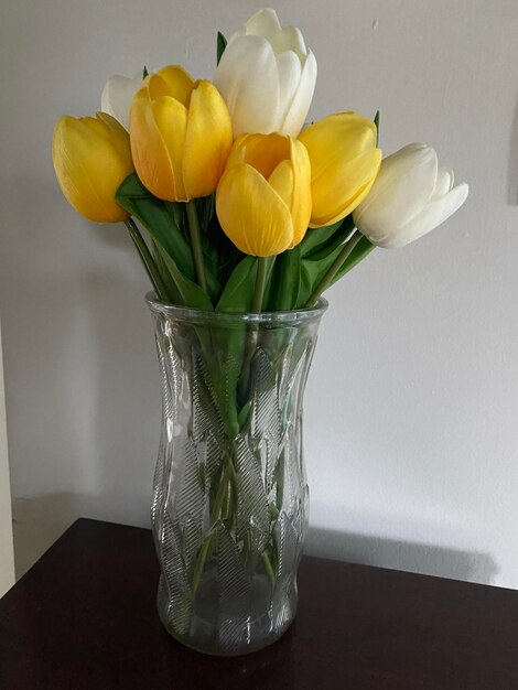 Nahaufnahme von Frühlings-Tulpen in einer Vase