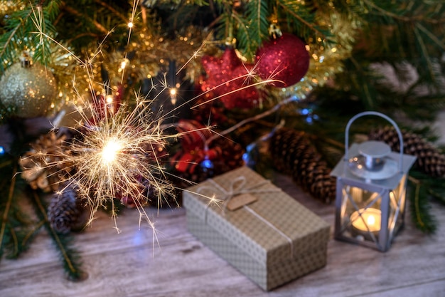 Nahaufnahme von Funken am Weihnachtsbaum