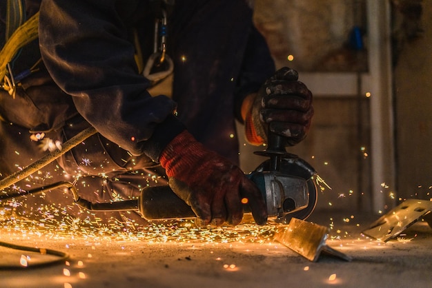 Nahaufnahme von Funken, die durch Schweißen von Metall auf der Baustelle verursacht werden