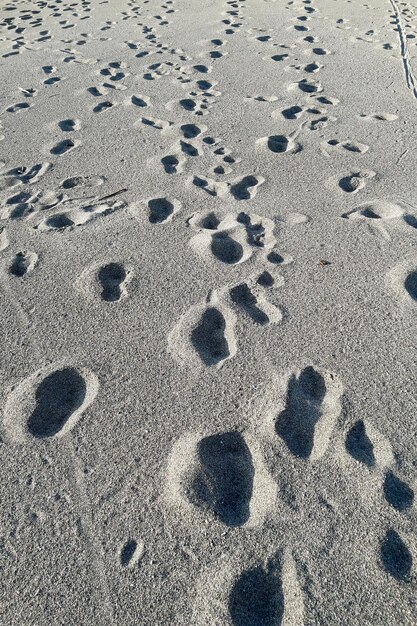 Nahaufnahme von Fußabdrücken im Sand