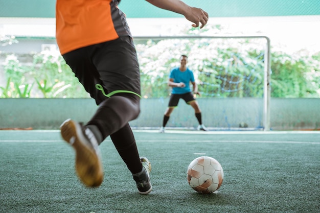 Nahaufnahme von Futsal-Spielerfüßen, die den Ball treten