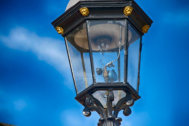 Foto nahaufnahme von gaslicht gegen den blauen himmel