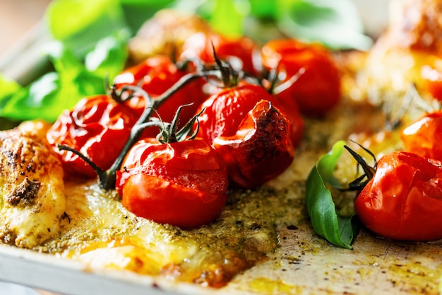 Nahaufnahme von gebackenen Tomaten auf Torte