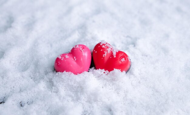 Foto nahaufnahme von gefrorenen erdbeeren auf schnee