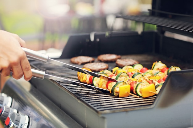 Nahaufnahme von gegrillten Schaschliks auf Rost