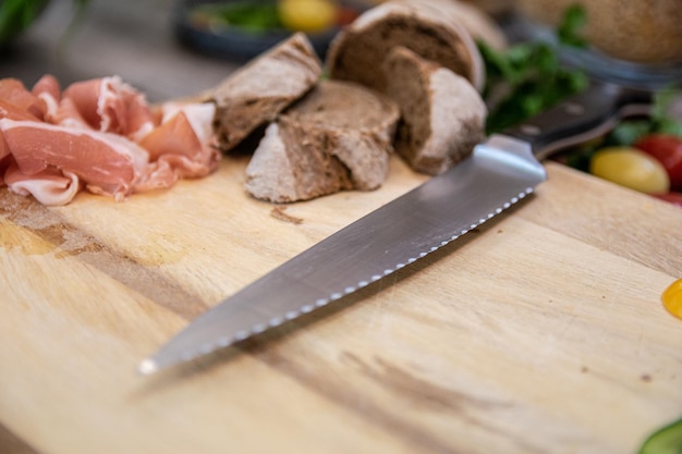 Nahaufnahme von gehacktem Brot auf dem Schneidbrett