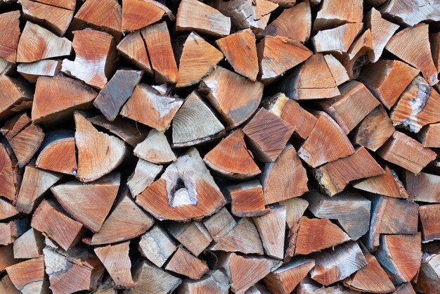 Nahaufnahme von gehackten Holzscheiten Gestapeltes Brennholz in der Nähe