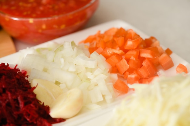 Nahaufnahme von gehackten Karotten und Zwiebeln für die Herstellung von traditionellem ukrainischem Borschtsch