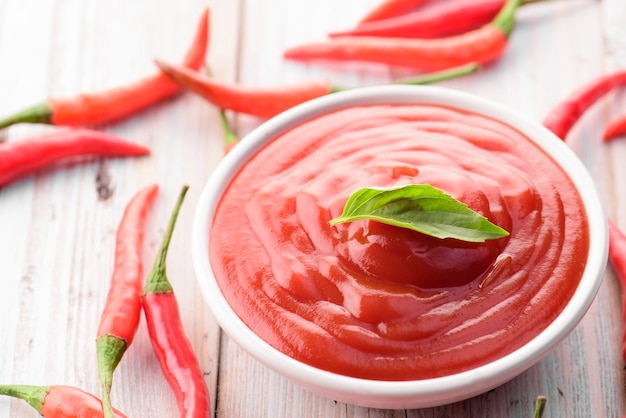 Foto nahaufnahme von gehackten tomaten in einer schüssel auf dem tisch