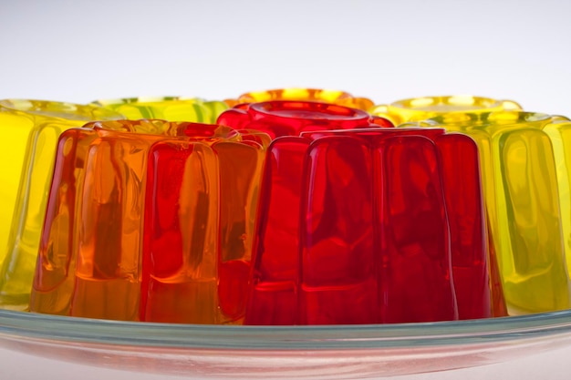 Foto nahaufnahme von gelatine-dessert auf einem teller vor weißem hintergrund