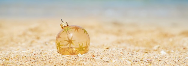 Foto nahaufnahme von gelbem glas am strand