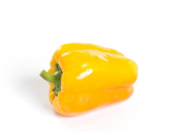 Foto nahaufnahme von gelbem paprika vor weißem hintergrund
