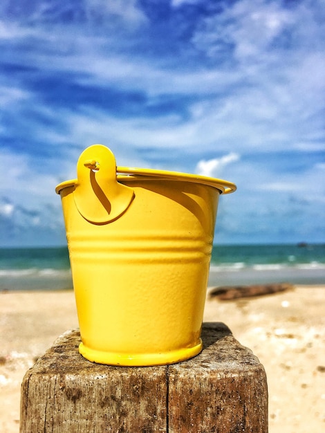 Foto nahaufnahme von gelbem wasser am strand gegen den himmel