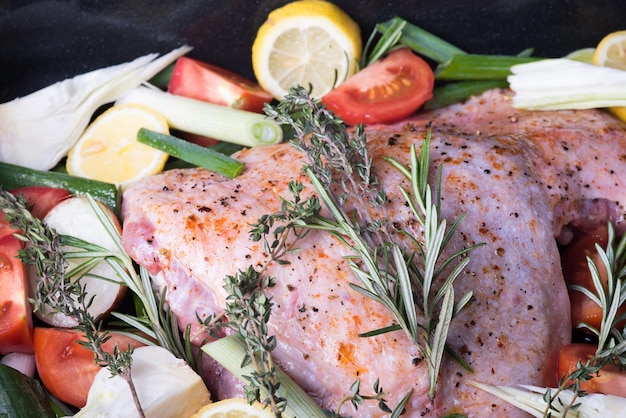 Nahaufnahme von Gemüse mit Huhn