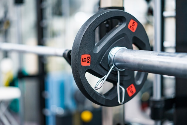 Nahaufnahme von Geräten in der Trainingshalle