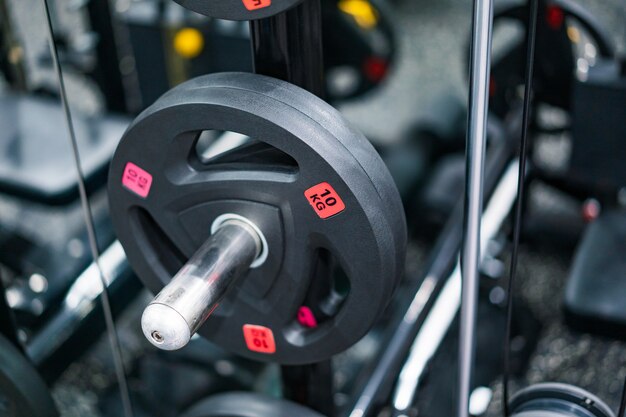 Nahaufnahme von Geräten in der Trainingshalle