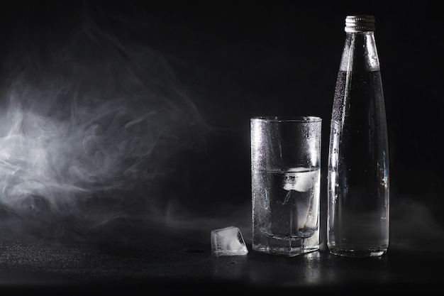 Nahaufnahme von gereinigtem frischem Wasser aus der Flasche auf den Tisch im Wohnzimmer gießen?