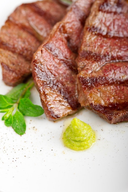 Nahaufnahme von geröstetem Fleisch, das auf einem Teller serviert wird