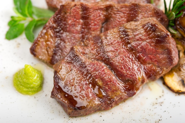 Nahaufnahme von geröstetem Fleisch, das auf einem Teller serviert wird