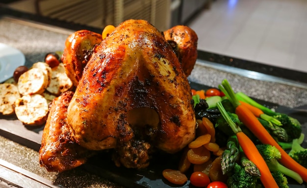 Nahaufnahme von geröstetem Huhn auf Schiefer