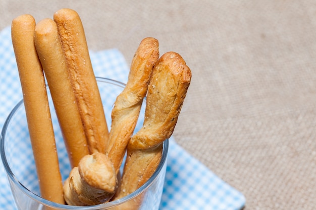 Foto nahaufnahme von gesalzenem brot stick auf sack