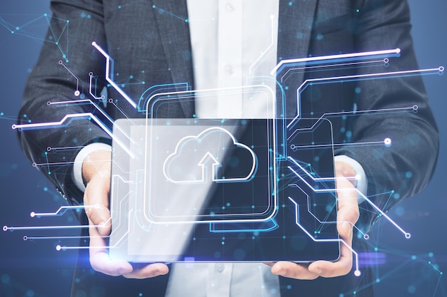 Nahaufnahme von Geschäftsmannshänden mit Tablet mit kreativem quadratischem Schaltkreis Knopf Hologramm mit Cloud-Ikonen Technologie und Cloud-Computing-Konzept Doppelbelichtung