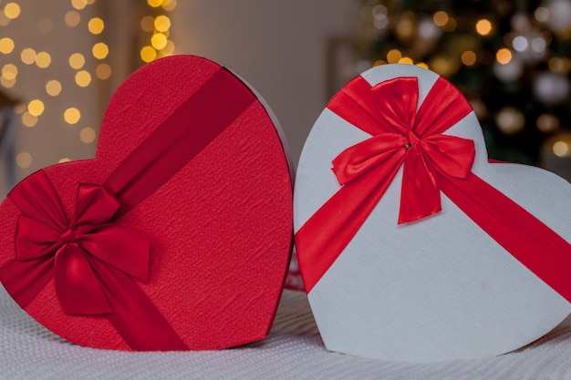 Nahaufnahme von Geschenkboxen in Herzform. Herzförmige Geschenkboxen am Valentinstag.