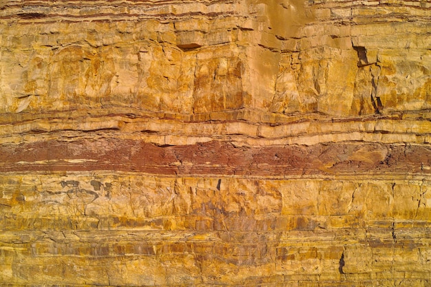 Nahaufnahme von geschichteten Steinen und Details Entfernte und strukturierte Hintergrundschichten von Sedimentmineralien der Erde mit Copyspace Bergbau unterirdischer geologischer Gesteinsschichten oder Sand für geologische Studien