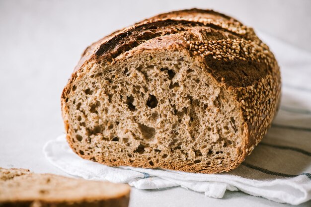 Nahaufnahme von geschnittenem Roggenbrot auf grauem Hintergrund