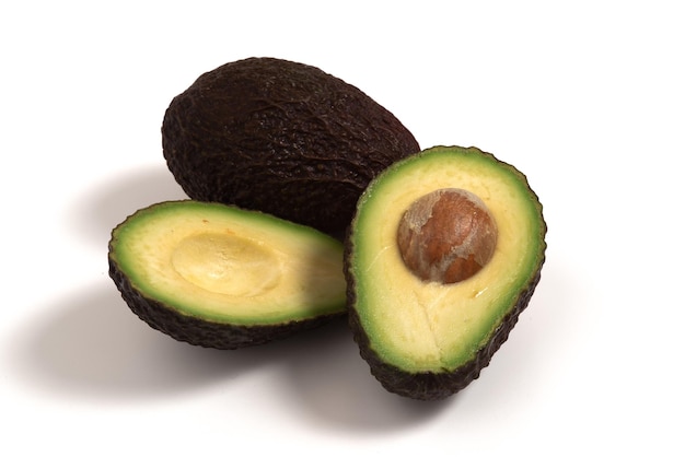 Nahaufnahme von geschnittenen frischen Avocados auf der weißen Oberfläche