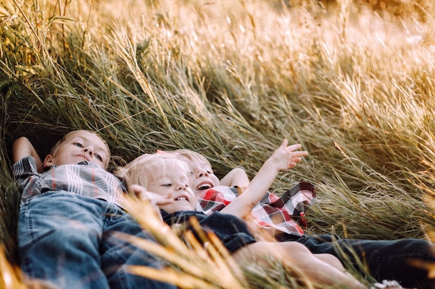 Nahaufnahme von Geschwistern, die auf dem Gras liegen