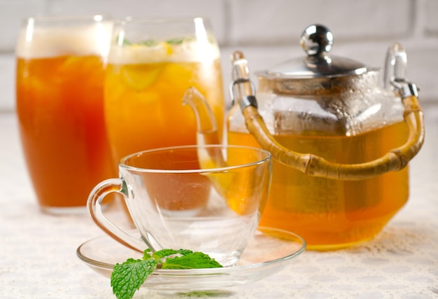 Nahaufnahme von Getränken mit Tasse und Teekanne auf dem Tisch