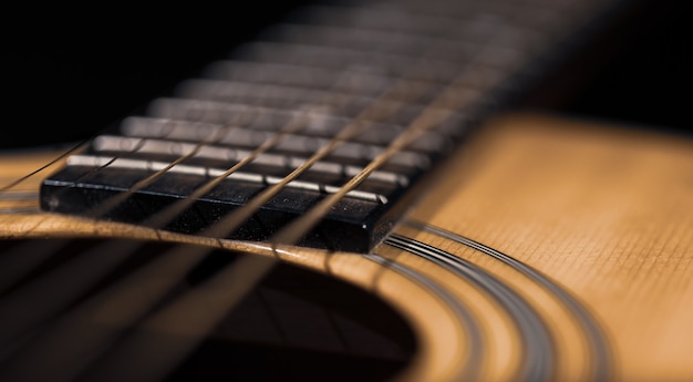 Foto nahaufnahme von gitarre und streichern mit geringer schärfentiefe, weichzeichner.