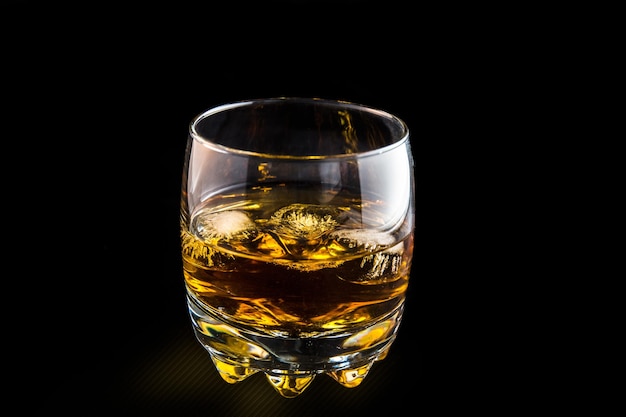 Nahaufnahme von Glas auf schwarzem Hintergrund